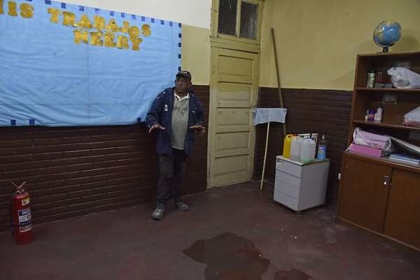 Escuela Brasil: vuelven a reparar aula que no resistió la primera lluvia - Nacionales - ABC Color