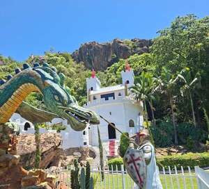 Castillo Caballero Templario en Tobatí cautiva a turistas con su enorme dragón  - Viajes - ABC Color