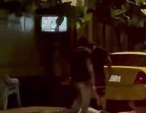 [VIDEO] ¡Terrible! Buscan identificar a dos hombres que golpearon y patearon a un niño