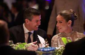 Santiago Peña escribió enamorado: “Te amo, Leti Ocampos” - Gente - ABC Color