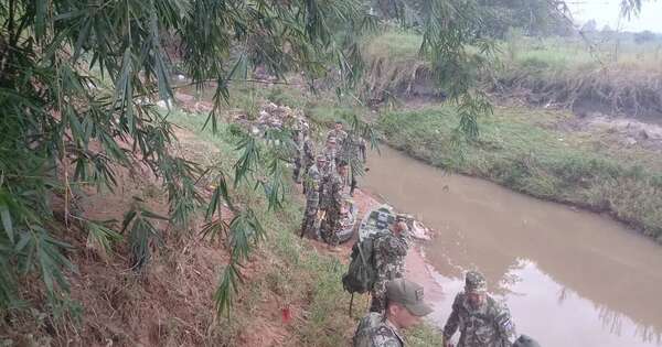 La Nación / Niño arrastrado por raudal: cerca de 70 militares y dos canes se suman a la búsqueda de Tobías
