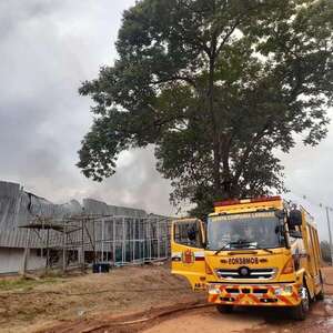 Controlan el gran incendio que consumió por completo un depósito en Limpio - Policiales - ABC Color