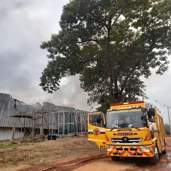 Controlan el gran incendio que consumió por completo un depósito en Limpio - Policiales - ABC Color