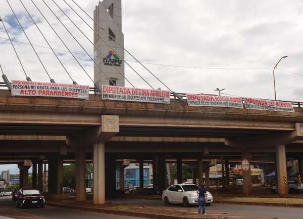 Escrachan con pasacalles a diputadas cartistas que votaron a favor de la reforma de la Caja Fiscal  - ABC en el Este - ABC Color