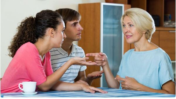 “Mi novia quiere pasar conmigo hoy, pero es cumple de mi mamá”