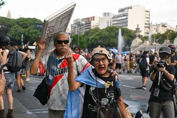Mayor central obrera argentina se reunirá para definir huelga por reforma laboral de Milei - Mundo - ABC Color