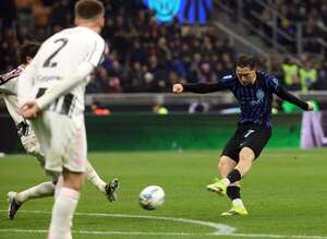 El Inter da nuevo paso hacia el título tras ganar el Derby d’Italia a la Juve  - Fútbol Internacional - ABC Color