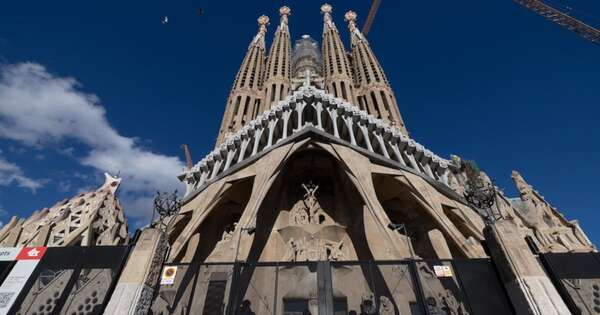 La Nación / La Sagrada Familia de Barcelona alcanza la cima con su final todavía en el aire