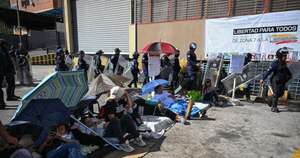 La Nación / Familiares de opositores inician huelga de hambre