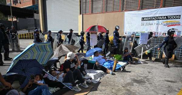 La Nación / Familiares de opositores inician huelga de hambre