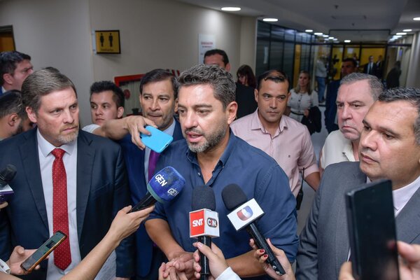 Alliana gobierna en la crisis mientras Peña mira desde afuera