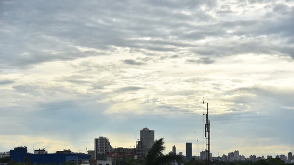 Clima cálido y húmedo persistirá este domingo, con lluvias en todo el país