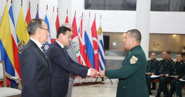 La Nación / Militares recibieron capacitación de la Academia Diplomática y Consular