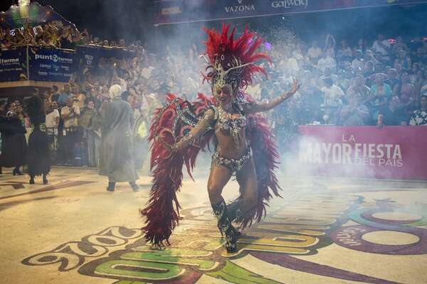 Cierre del Carnaval Encarnaceno 2026 con lleno total del sambódromo  - Espectáculos - ABC Color