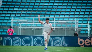 Adam Bareiro convierte y lanza un guiño a Boca Juniors