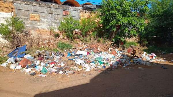 Vertedero clandestino en Trinidad: vecinos denuncian abandono municipal  - Nacionales - ABC Color