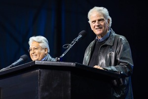 Franklin Graham predica ante estadio colmado en Ushuaia y cientos deciden seguir a Cristo