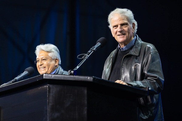 Franklin Graham predica ante estadio colmado en Ushuaia y cientos deciden seguir a Cristo