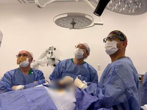 Realizan con éxito la primera cirugía de tumor cerebral asistida por endoscopia en Itapúa