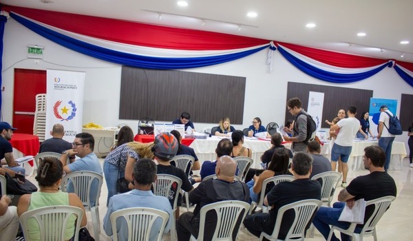 Entregan primeros carnets de residencia gestionados en el MIGRAMÓVIL de Ciudad del Este - ADN Digital