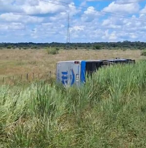 Ruta destrozada provoca vuelco de colectivo en la PY22 y expone abandono vial - Concepción al Día