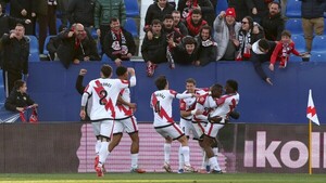 El Rayo se da un festín ante Atlético de Madrid