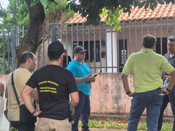 Allanamientos en Encarnación en el marco de la investigación del homicidio de Félix Kanazawa - Policiales - ABC Color
