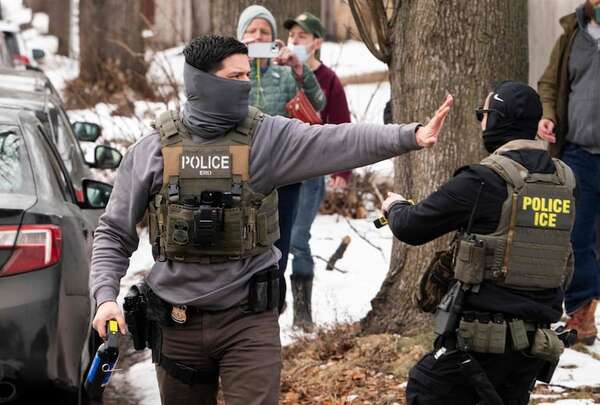 Gobierno de Trump asegura que redadas migratorias continuarán durante el cierre del DHS  - Mundo - ABC Color