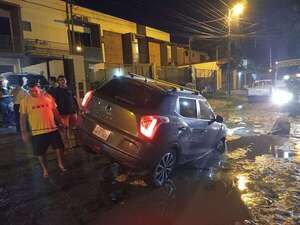 Trampa vial en Asunción: conductora cae en cráter en barrio Herrera - Nacionales - ABC Color