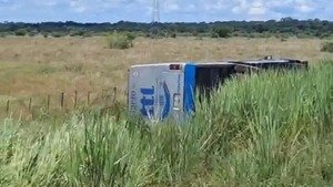 Bus vuelca en Concepción y responsabilizan al deterioro de la ruta