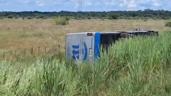 Bus vuelca en Concepción y responsabilizan al deterioro de la ruta