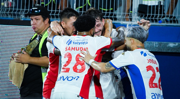 Nacional desnuda a Cerro y regresa a la cima