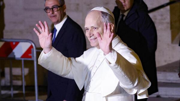 El papa denuncia los enormes recursos que absorbe la guerra y pide priorizar vida y salud