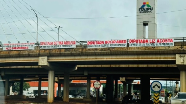 Pasacalles declaran “enemigas” a diputadas en Ciudad del Este