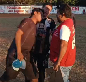 Popular / Pichadura: "Cabeceó" al arquero rival en plena entrevista