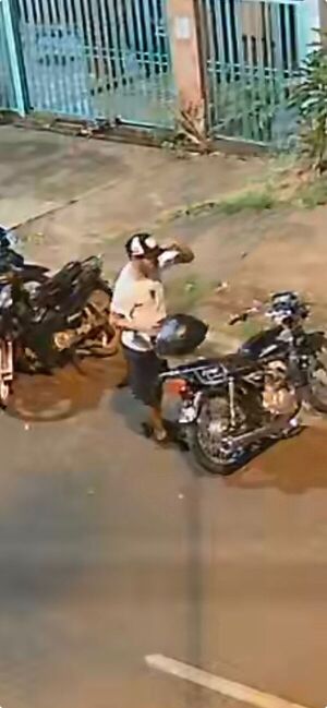 Cámaras captan hurto de motocicleta frente a local deportivo en San Juan del Paraná