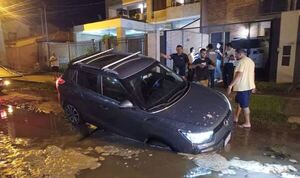 Conductora cae en cráter en Asunción