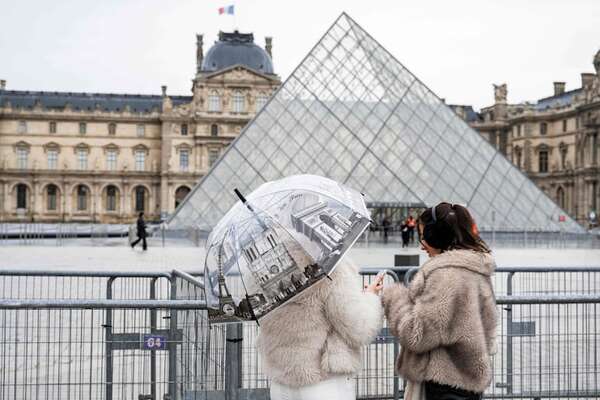 Nueva huelga provoca otro cierre parcial del museo del Louvre en París  - Viajes - ABC Color