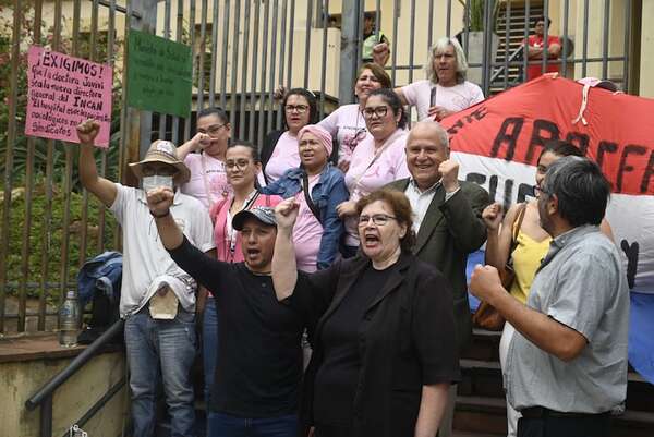 Pacientes oncológicos exigen celeridad para ocho licitaciones paradas en Contrataciones  - Nacionales - ABC Color