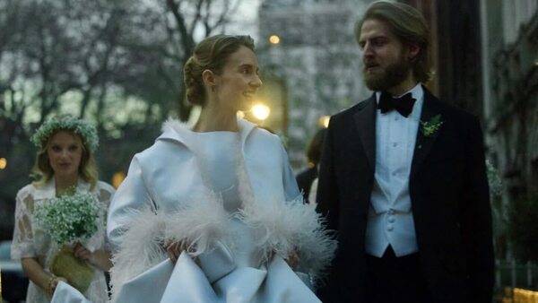 "San Valentín" celebra la boda de la actriz Maya Hawke con el músico Christian Lee Hutson