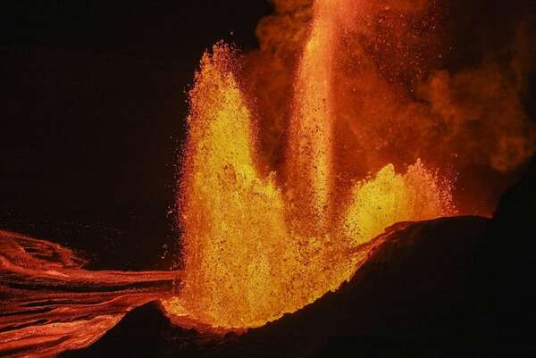 El volcán Kilauea entró en erupción nuevamente e iluminó el cielo nocturno de Hawái - Ciencia - ABC Color
