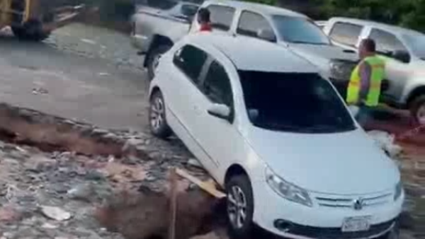 Asunción: Vecinos del barrio San Pablo reportan otro vehículo caído en zona de obras inconclusas