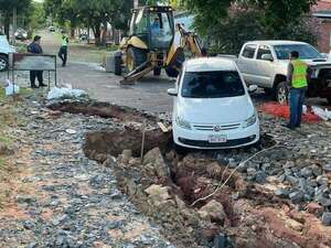 Peligro en Asunción: 4 autos cayeron en pozos en menos de una semana - Nacionales - ABC Color