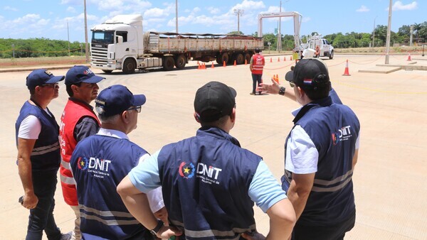 Refuerzan controles vehiculares con alta tecnología en el Puente de la Integración
