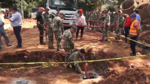 Con limpieza de sedimentos en ductos de desagüe, prosigue búsqueda de niño arrastrado por raudal