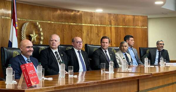 La Nación / Presentaron el libro “Derecho Procesal Civil II” con la presencia de cinco ministros de la Corte