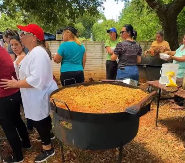 Con ollas populares, la gente demuestra solidaridad con los que buscan a Tobías