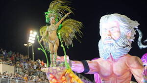 (GALERÍA) ¡Ñandejara! Mirá las piruetas que realizó esta reina en pleno corso