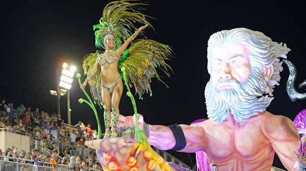 (GALERÍA) ¡Ñandejara! Mirá las piruetas que realizó esta reina en pleno corso
