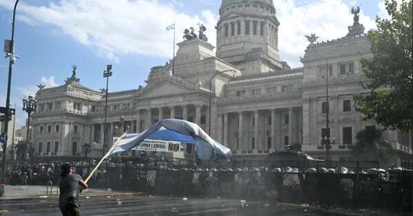 La Nación / Argentina: convocan a paro contra las reformas de Milei